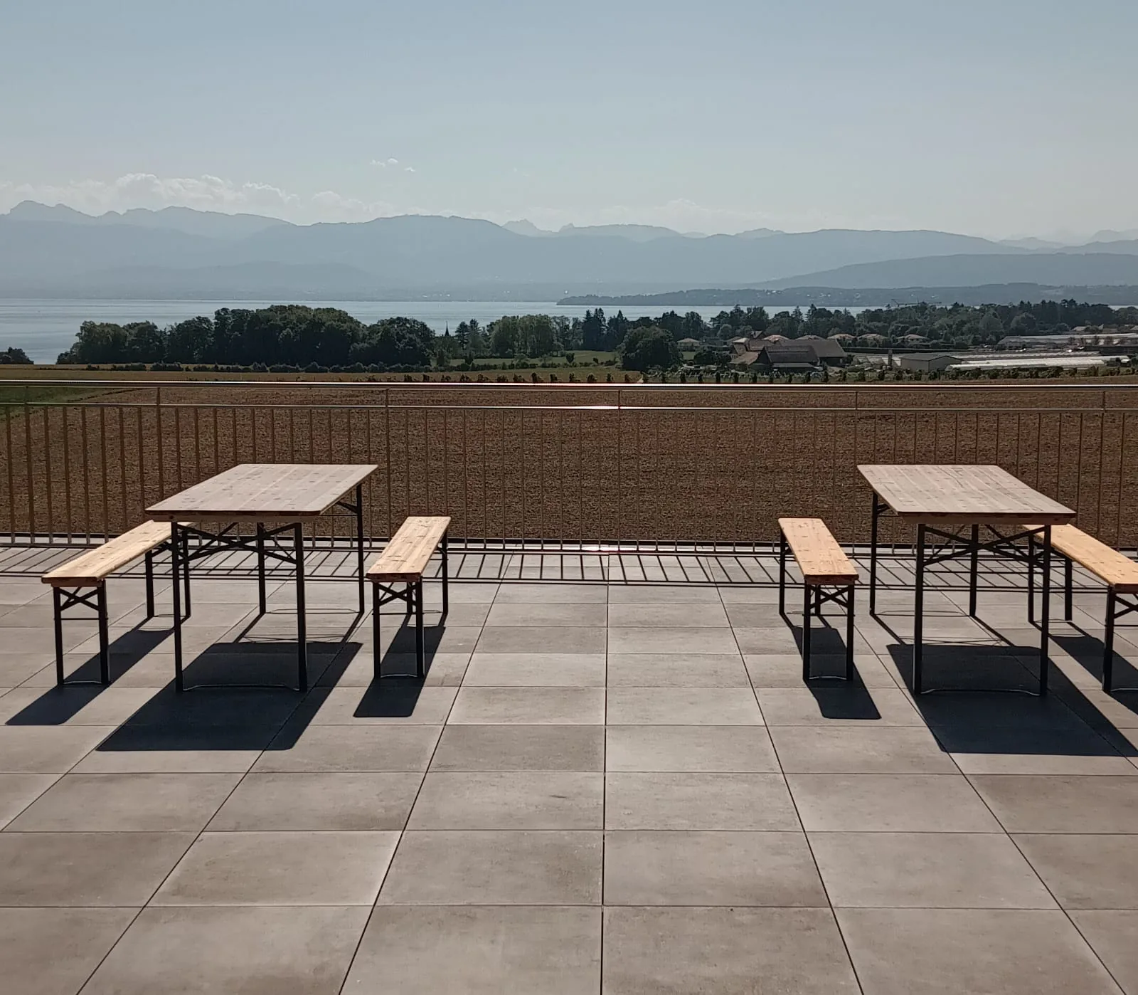 La terrasse du local à Gland, vue sur le lac